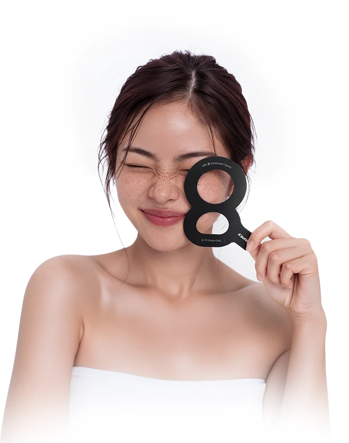 피코 프레임을 얼굴에 대고 촬영하는 모델